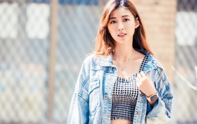 Азиатка в джинсовой куртке на улице 