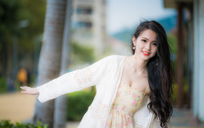 Красивая девушка азиатка в белой вязаной кофте