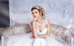 Красивая голубоглазая блондинка в белом свадебной платье 