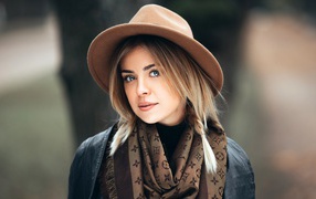 Красивая голубоглазая девушка в коричневой шляпе