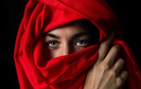 Красивая голубоглазая девушка в красном палантине 