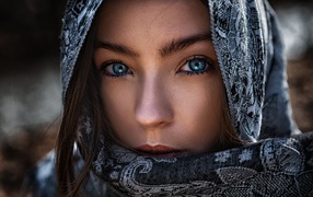 Красивая голубоглазая девушка в палантине 