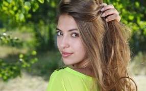Красивая кареглазая шатенка с рукой в волосах 