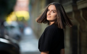 Красивая кареглазая брюнетка в черном платье 