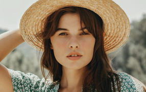 Красивая кареглазая брюнетка в шляпе 