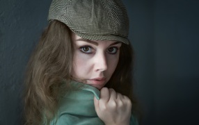 Красивая кареглазая девушка в кепке 