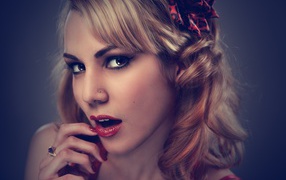 Красивая кареглазая девушка с красными губами 