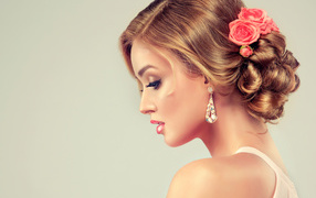 Красивая вечерняя прическа с цветами у девушки 
