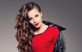 Красивая девушка в черной кожаной куртке и красном свитере