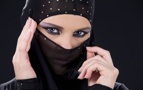 Красивая девушка в черной парандже 
