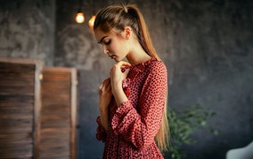 Красивая девушка в пятнистом розовом платье 