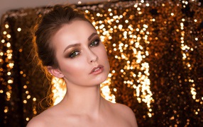 Красивая девушка на блестящем фоне