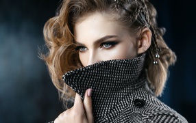 Красивая девушка с прической в пальто 