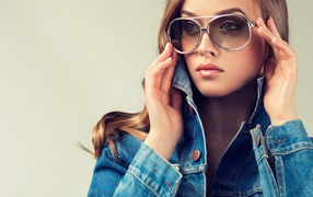 Красивая девушка в очках в джинсовой куртке