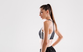 Красивая девушка с собранными в хвост волосами