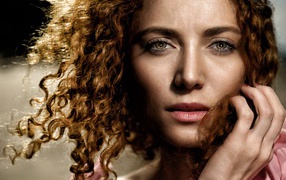 Красивая девушка с волнистыми волосами 