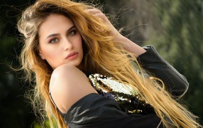 Красивая длинноволосая кареглазая девушка в черной куртке