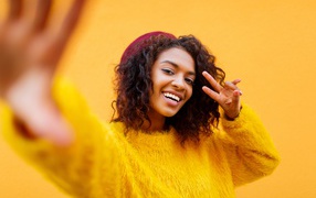 Красивая девушка мулатка в желтом свитере 