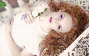 Красивая рыжеволосая девушка невеста 