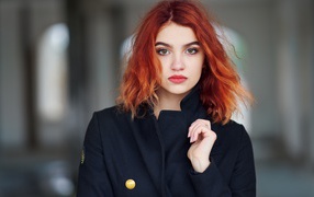 Красивая рыжеволосая девушка в черном пальто 