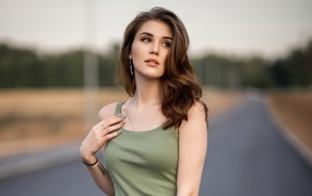 Красивая грустная девушка на дороге 