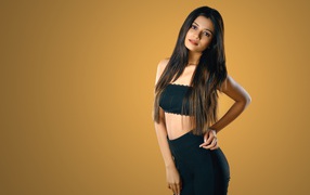 Красивая стройная девушка в черном спортивном костюме 