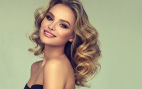 Красивая улыбающаяся блондинка с длинными волосами