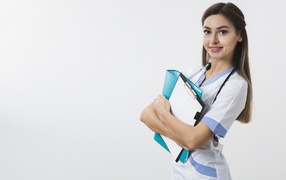 Красивая улыбающаяся девушка врач с папками на белом фоне 