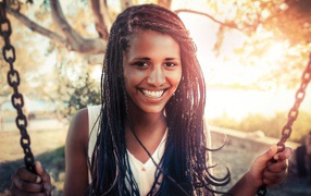 Красивая улыбающаяся девушка с косичками