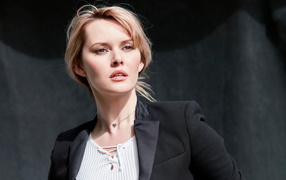 Красивая стильная кареглазая блондинка в черном пиджаке 