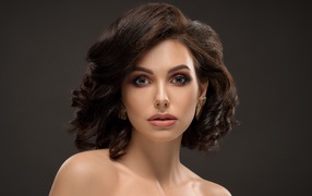 Красивая стильная девушка с прической на голове