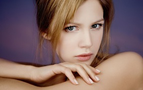 Красивая нежная девушка с серыми глазами