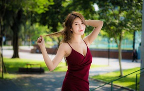 Красивая молодая азиатка в красном платье