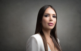 Блондинка с красивым макияжем на сером фоне