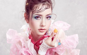 Ярка девушка азиатка с макияжем на лице 