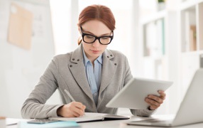 Деловая женщина в костюме за столом 