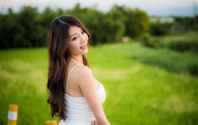 Очаровательная улыбка молодой азиатки 