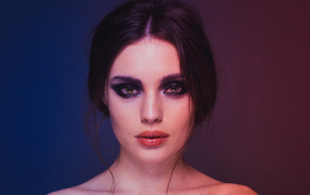 Лицо девушки с черным макияжем крупным планом