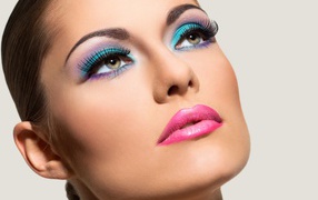 Лицо девушки с ярким макияжем крупным планом