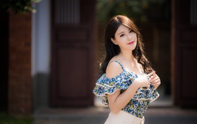 Милая девушка азиатка с длинными волосами