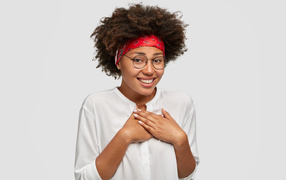 Милая девушка в очках в белой рубашке 