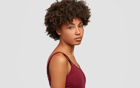 Милая девушка мулатка в красной майке