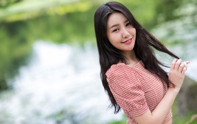 Милая улыбка молодой длинноволосой азиатки