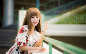 Милая улыбающаяся азиатка в платье 