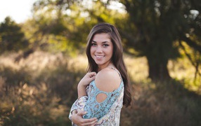 Милая улыбающаяся девушка в лесу 