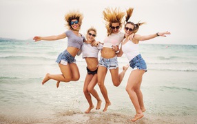 Четыре веселые девушки на берегу моря