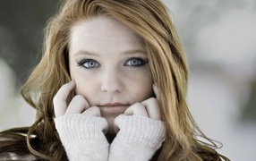 Лицо девушки с серыми глазами на улице 