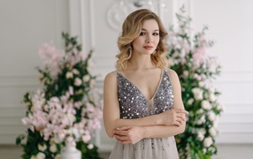 Девушка в красивом платье на фоне цветов