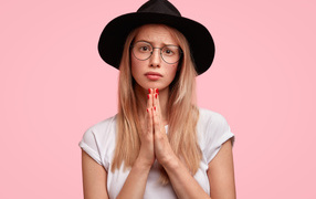 Девушка в черной шляпе умоляет о прощении 