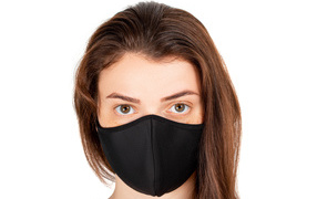 Девушка в черной маске на лице на белом фоне